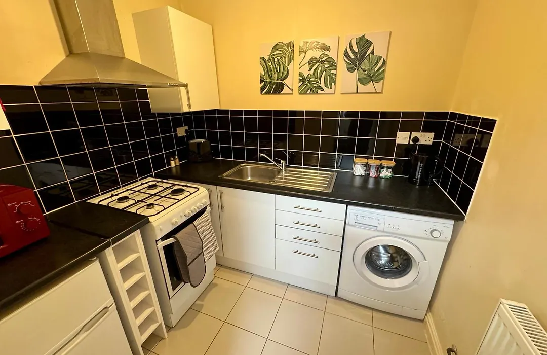Birmingham Central Spacious Studio Flat Wifi Parking-1