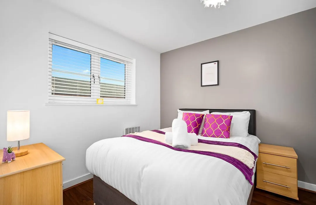 Mint Drive 2 Beds With Secure Car Or Van Park W Wifi-Netflix No Deposit Required-1