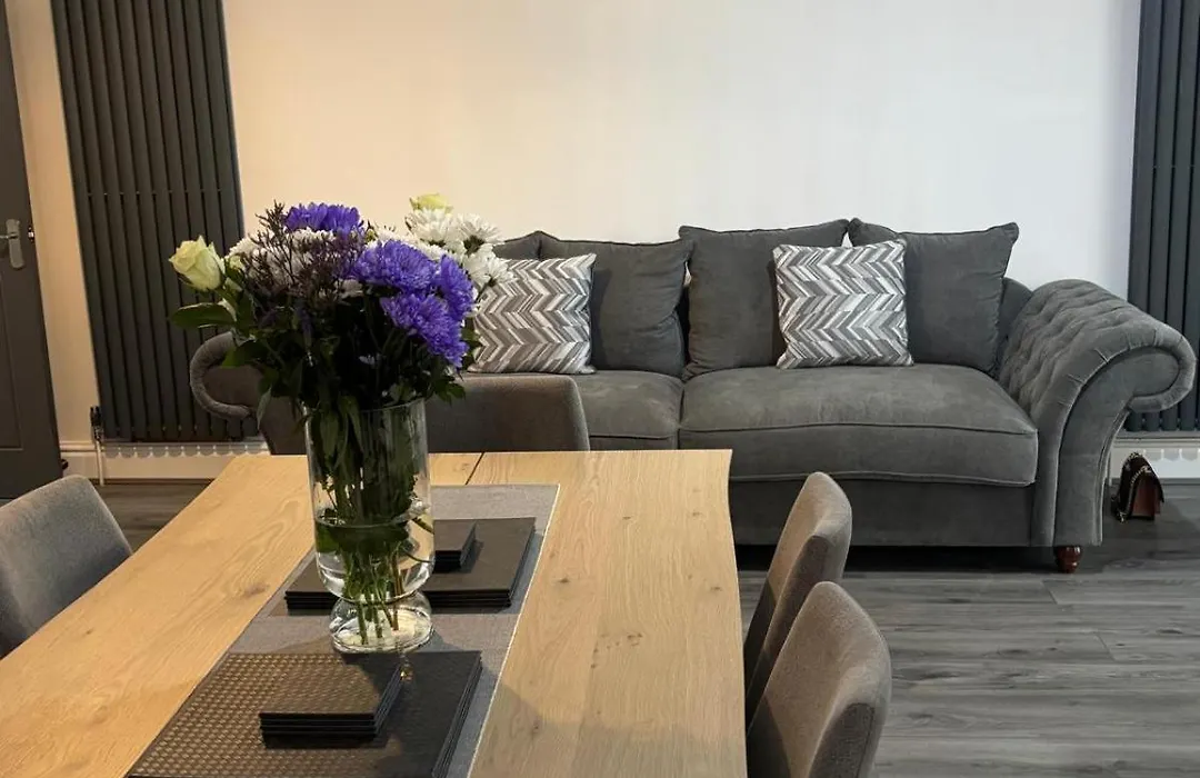 Elegance Meets Comfort Free Parking Wifi Netflix And Ensuite Bathrooms-1