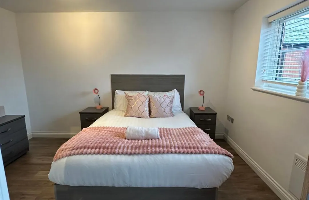 Spacious 2 Beds With Gated Free Parking Wifi,Netflix No Deposit Required-1