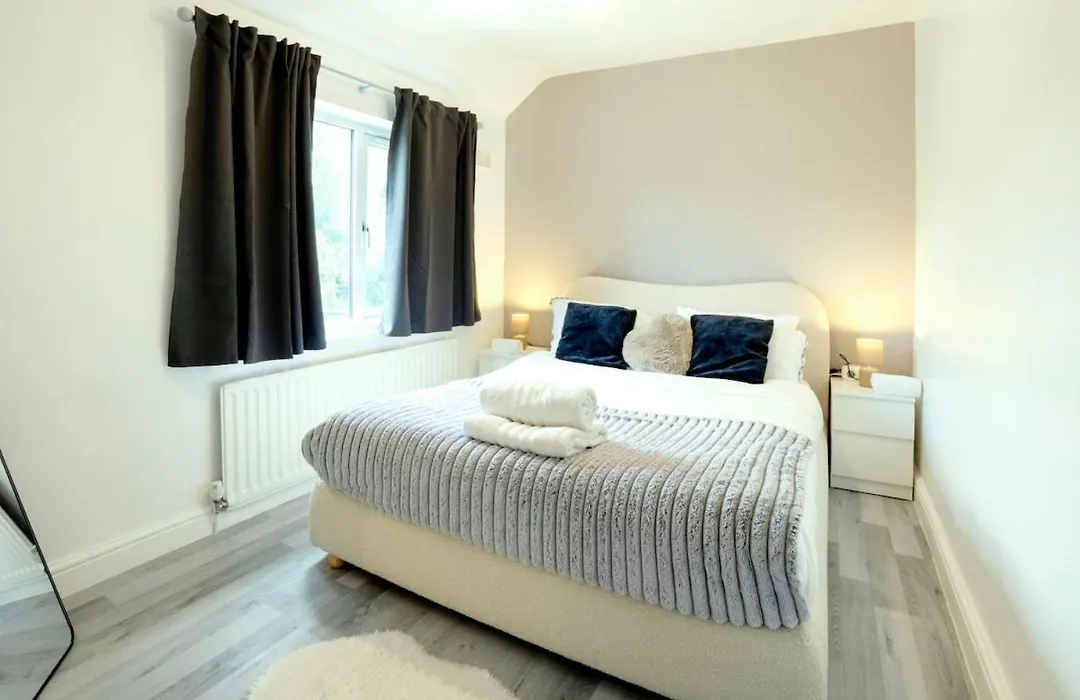 Stunning Lux 3 Bedroom Home Priv Parking In Birmingham-1