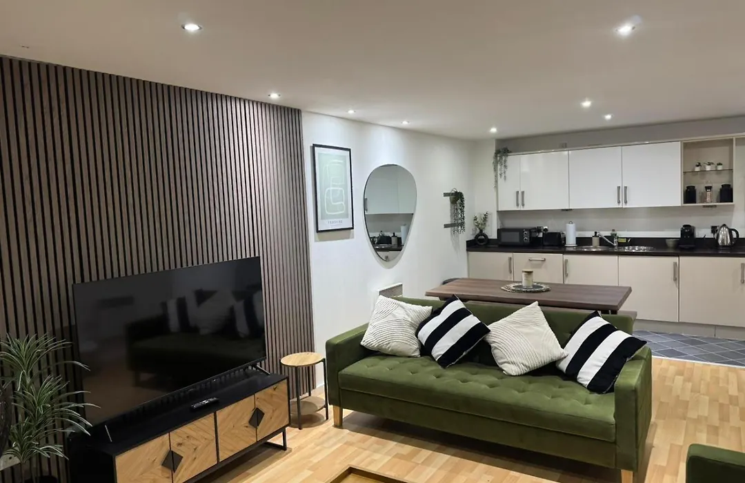 Modern 2Br Apartment City Centre Free Secure Parking Stunning Views-1