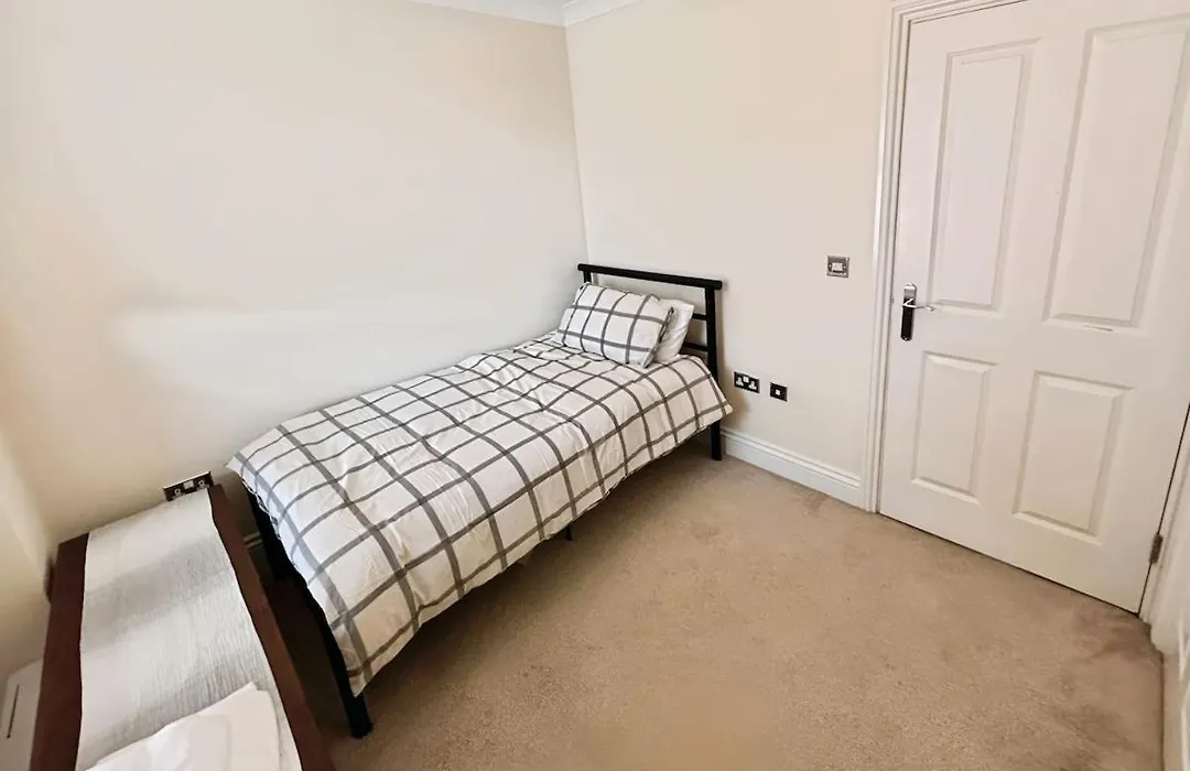 Spacious 3 Bed Apt With Parking Near Harborne High Street-1