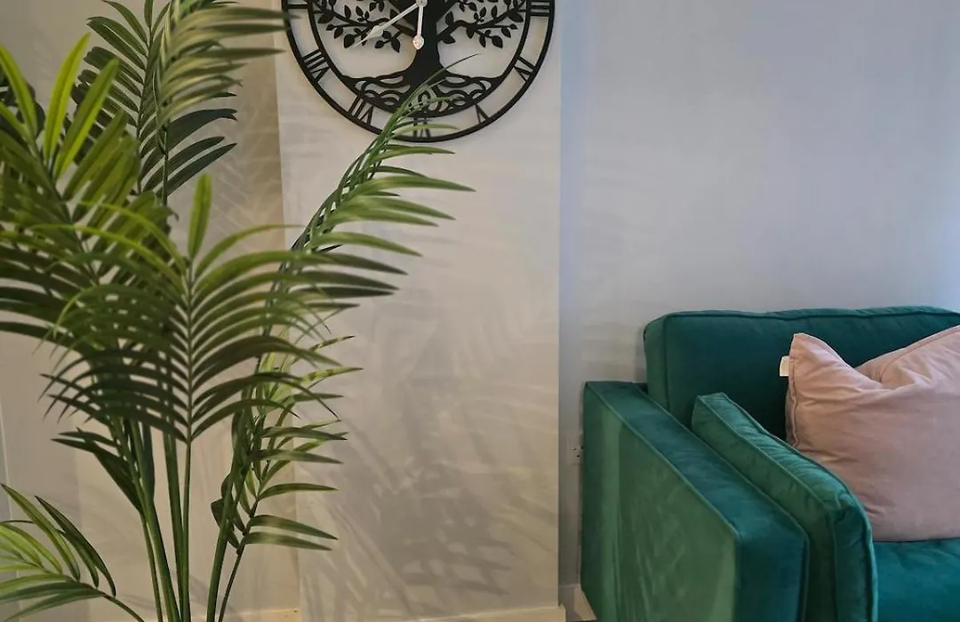 Contemporary 2-Bedroom Apartment With Free Gated Parking, 2 Bathrooms - For Families, Contractors, Travellers For Business And Leisure-1