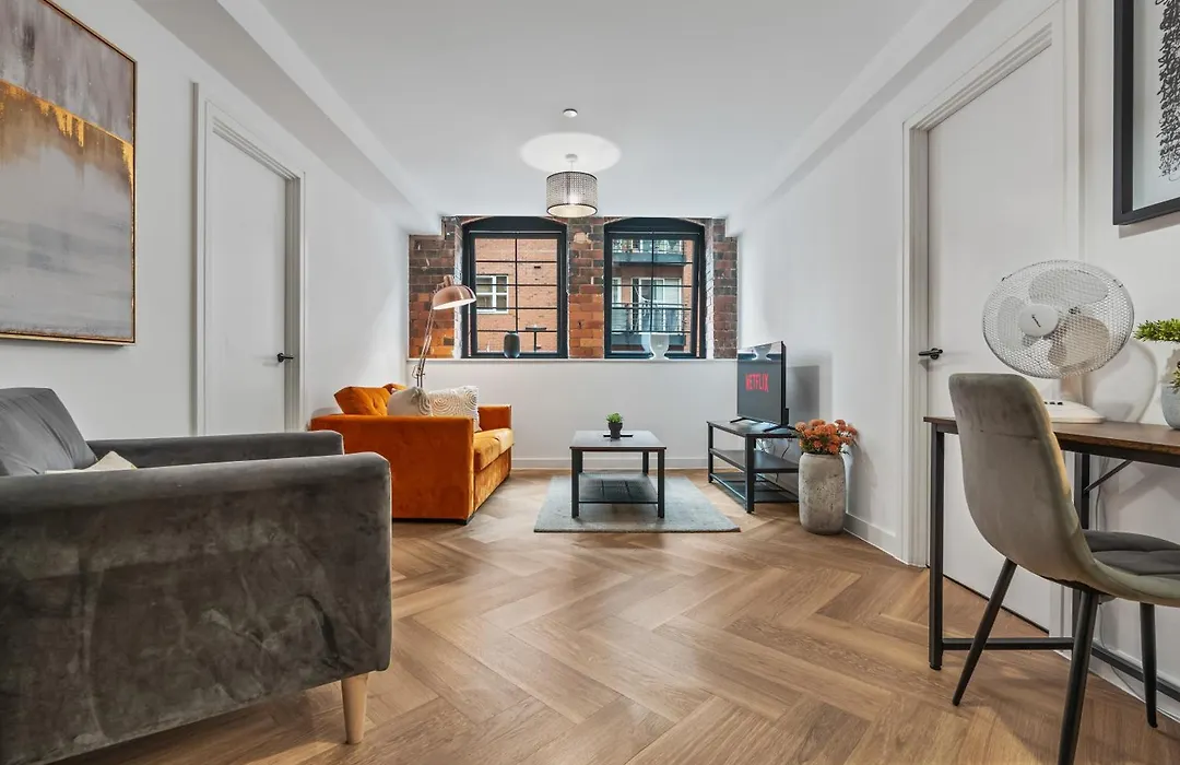 Spacious City Haven - Canal Views - City Centre-1