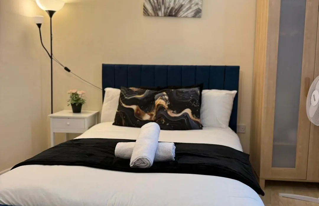 Double Bed Quinton ,Studio Fast Wifi,Netflix, No Deposit Required-1