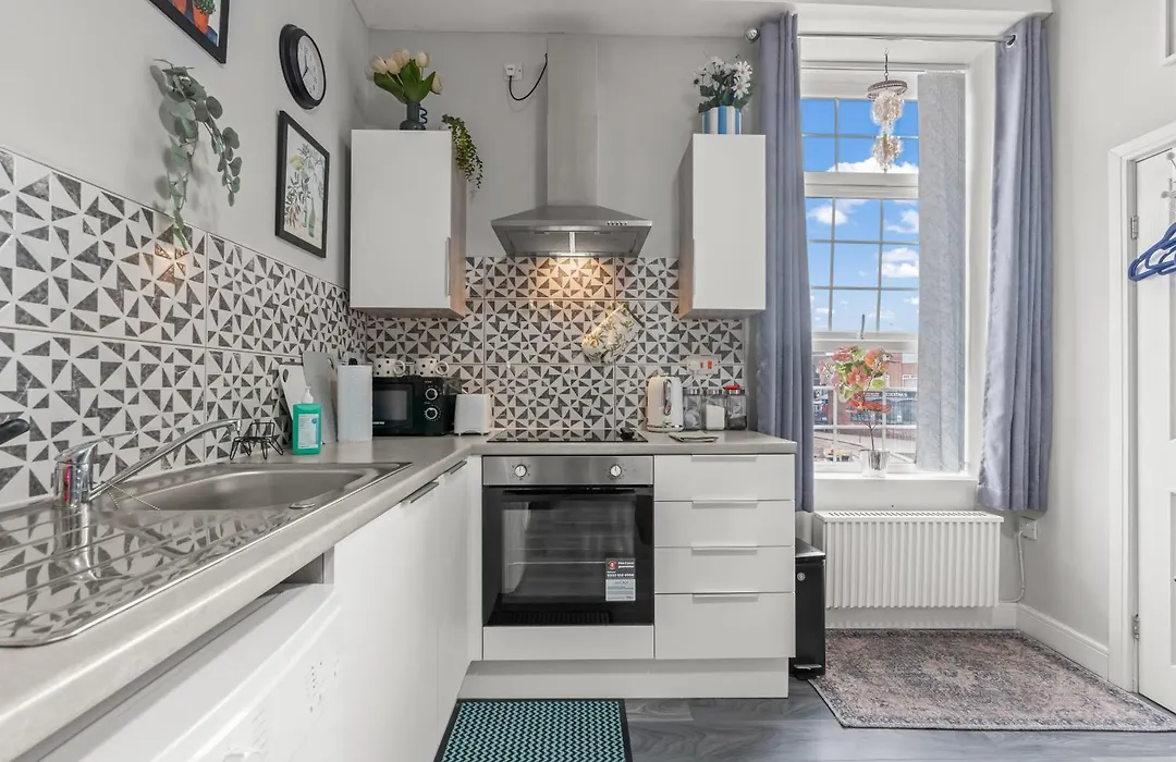 Luxury City Centre Apartment With Netflix & Workspace-1