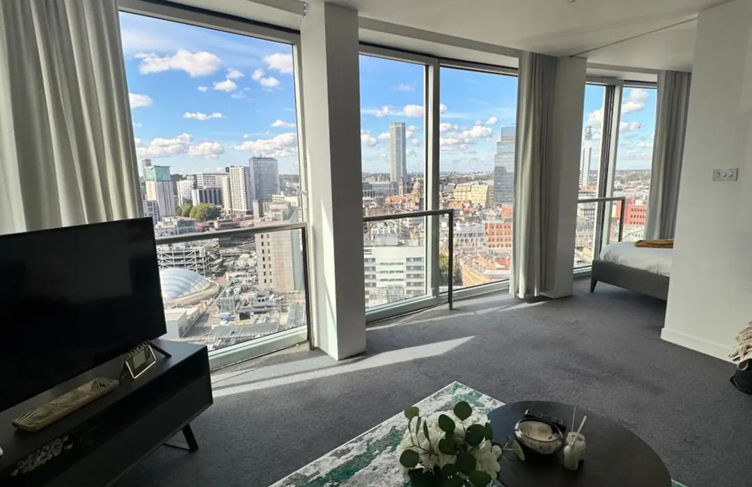 Luxurious Rotunda City View Apartment In Birmingham City Centre-1