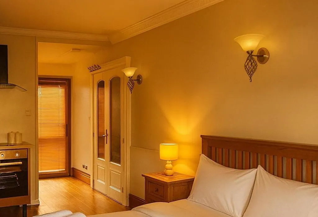 Elegant Vintage Stay Near Airport & Nec, Long-Stay Or Contractors Deal-1