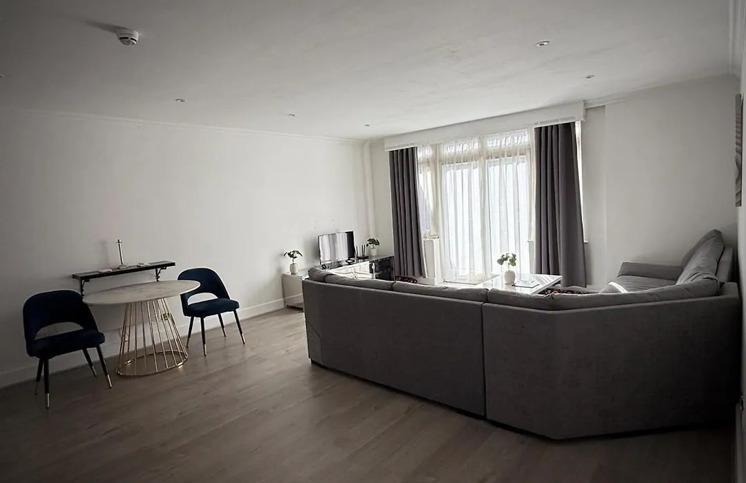 Modern City-Centre Flat With Porch-1