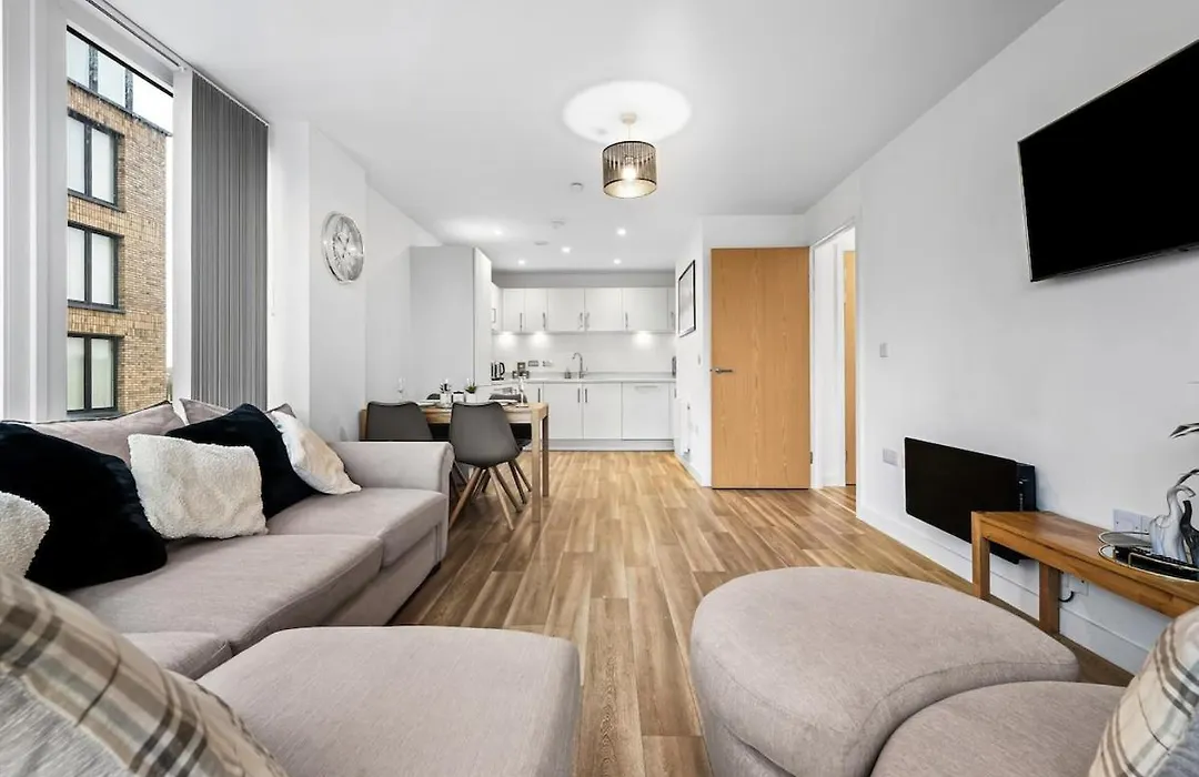 Modern 2 Bed Apt In Edgbaston With City Views & Parking-1
