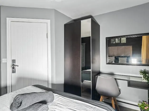 Glorious 2 - Bed Flat With Free Parking-1