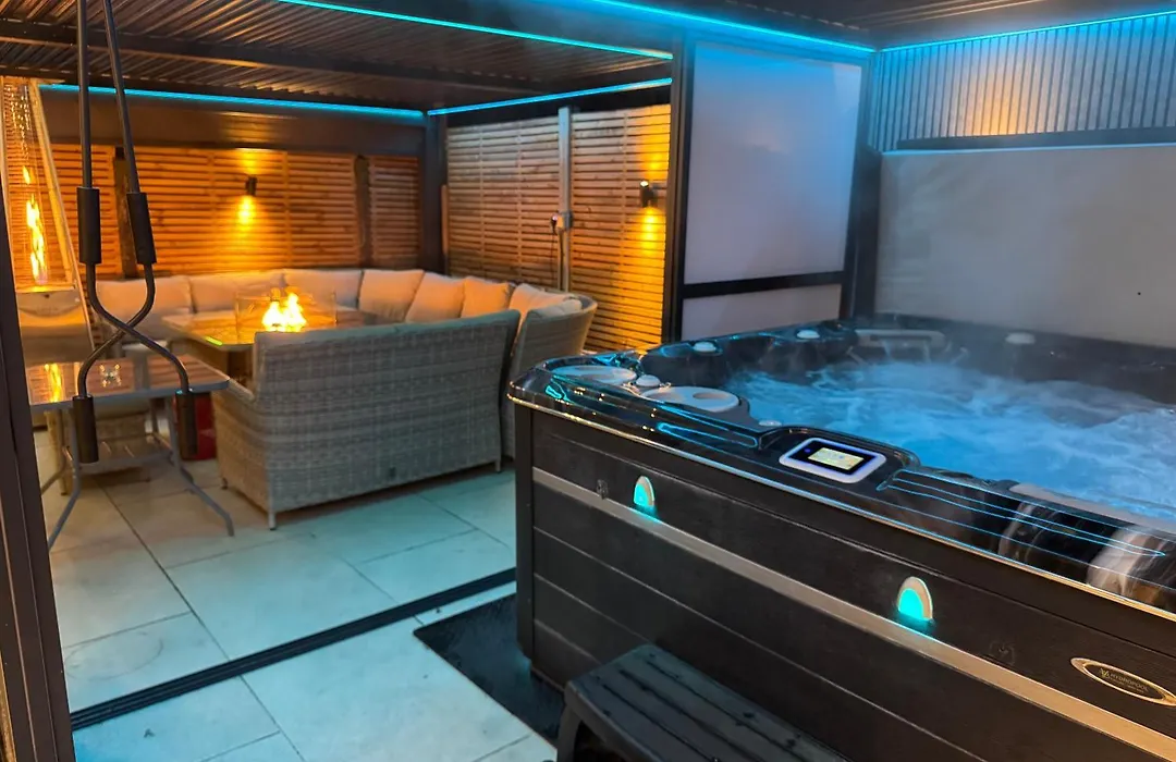 5 Bed Town House With Additional Cost Luxury Hot Tub And Within City Centre And Sleeps Up To 11 With Sky And Netflix-1