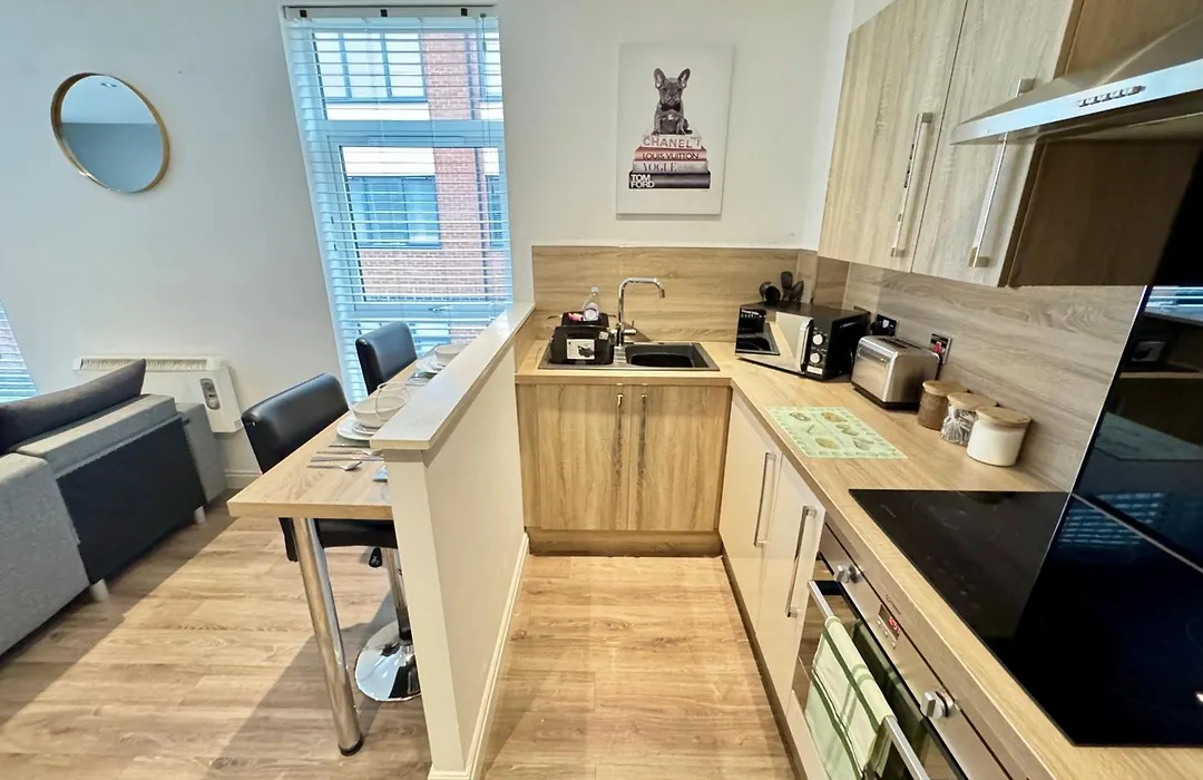 Modern Two Bedroom Apartment Birmingham City Centre - 2 Bathrooms - Sleeps 6 Guests - Free Underground Parking - Fast Speed Internet-1