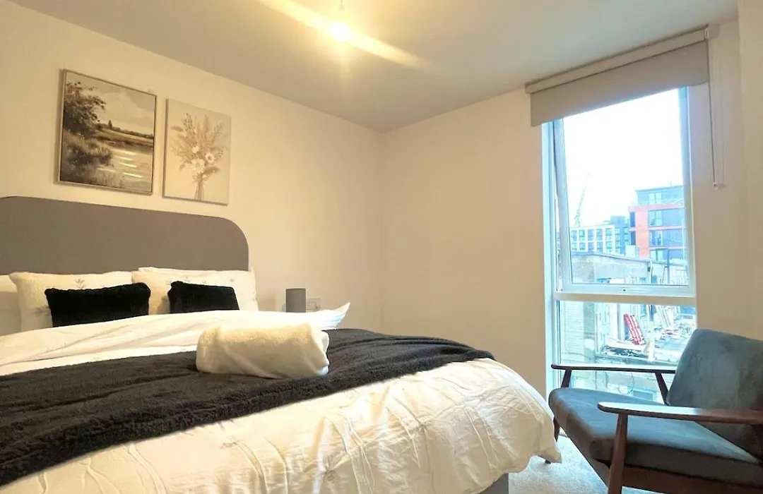 Modern 2Bed Apartment In Birmingham City Centre 2 Mins From Train Station With Free Parking And Wifi-1