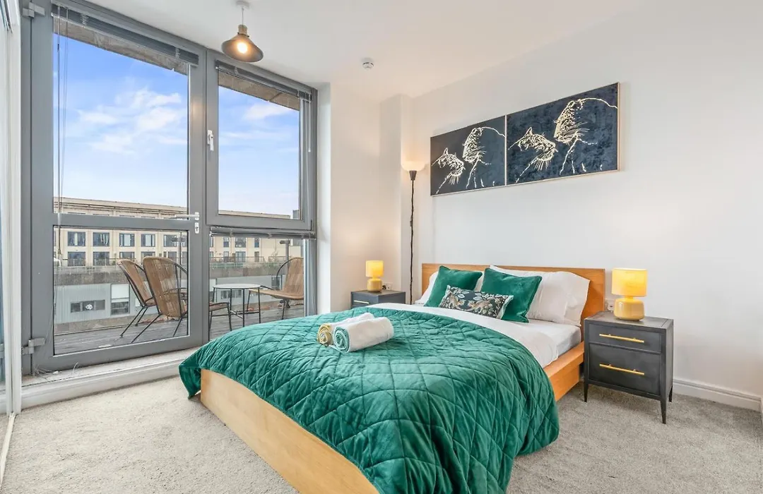 12Th Floor Stylish Apartment - Bright City Views - Modern Stay - Netflix - High Speed Wi-Fi-1