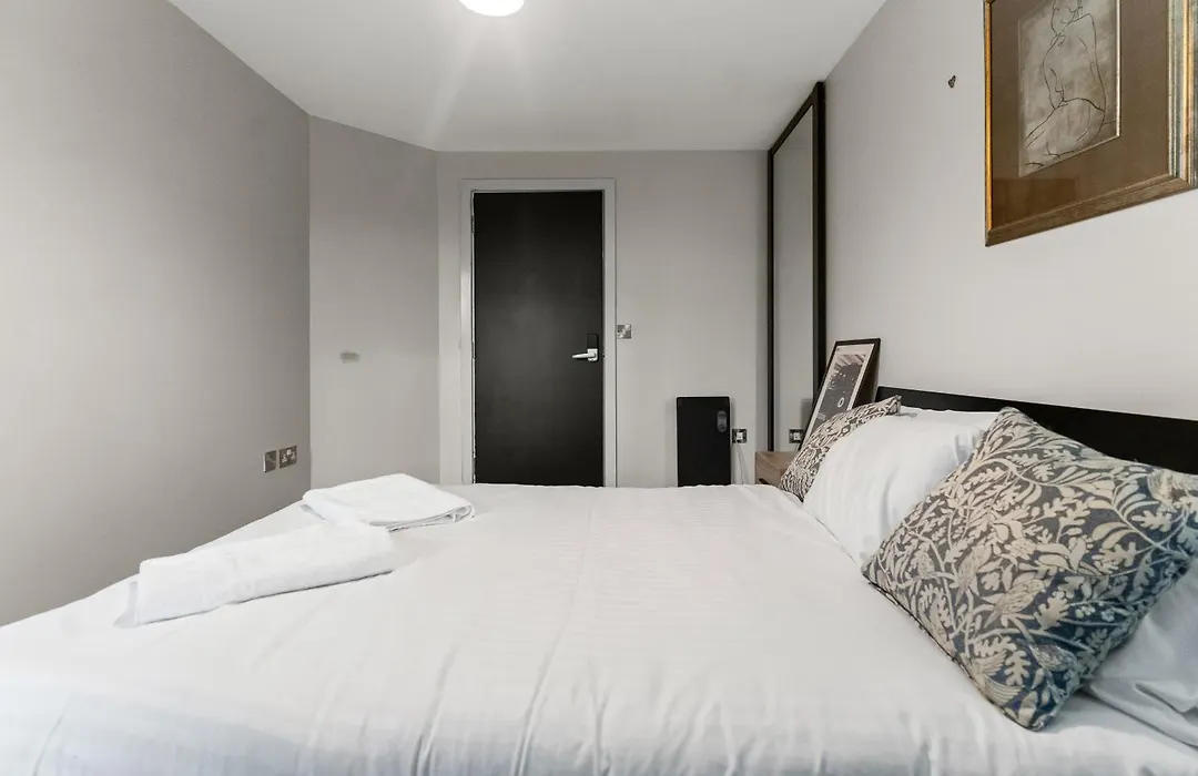 Elegant 2-Bed With Traditional Touches-1