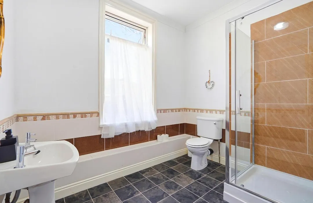Spacious 3 Bdr, 4 Beds City Apt, Free On-Site Parking-1