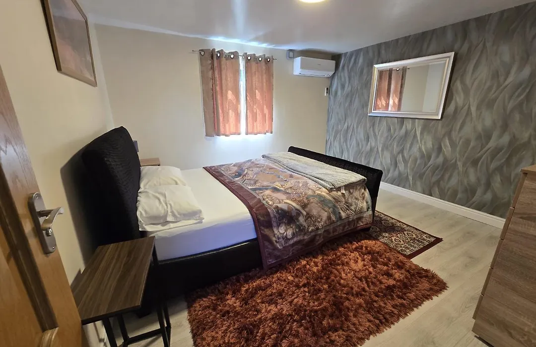 Cosey Home Near Nec & Birmingham Airport-1