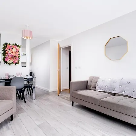 Fairytale 2 Bedroom Apartment City Centre Free Parking-3