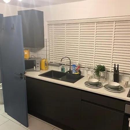 Lovely Studio Apartment Located In Birmingham-2