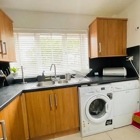Mayfair Place - Cosy 3 Bedroom House With Free Parking-3