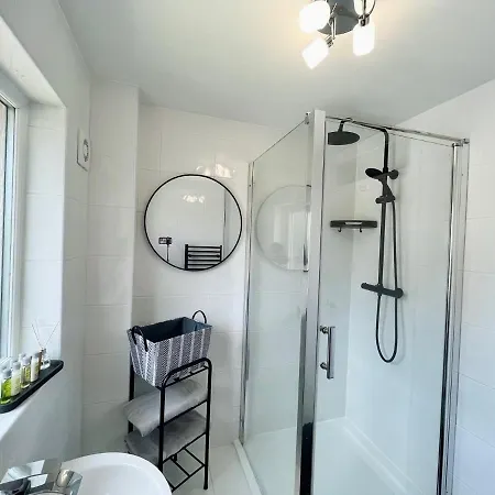 Modern Home, Close To The City Centre With Parking-2