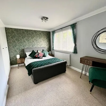 Modern Home, Close To The City Centre With Parking-3