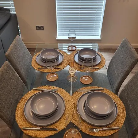 Stylish Jewellery Quarter Apartment Sleeps 6-3
