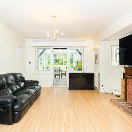 Beautiful 6 Bedroom House For 17 Guests Next To Edgbaston Stadium-2