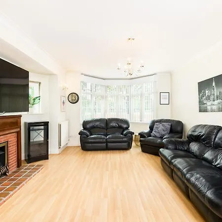 Beautiful 6 Bedroom House For 17 Guests Next To Edgbaston Stadium-3