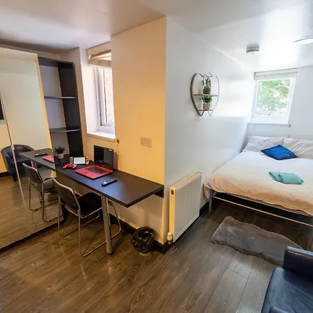 Stay Sa Equipped Studios In Guest House Next To Uob And Qe!-2