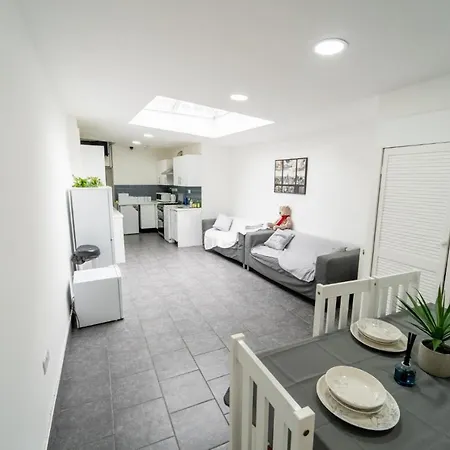 Stay Sa Equipped Studios In Guest House Next To Uob And Qe!-3