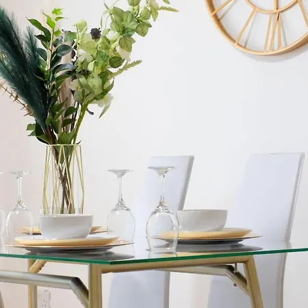 Tranquil Central Birmingham: 2-Bedroom Garden Retreat-3