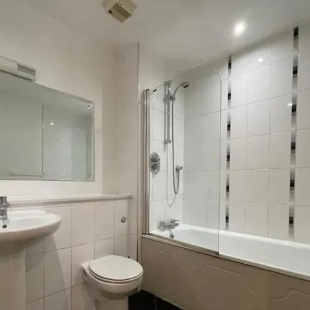 Stylish Two Bed In The Heart Of The City-2