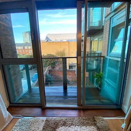 Swanky Central Apartment With Free Wifi-3