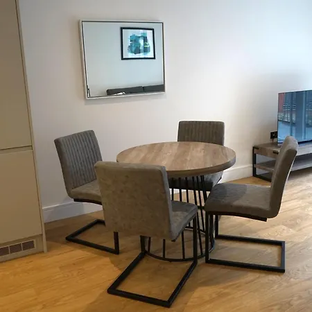 Exceptional 1King Lifestyle Apartment - Centrally Located-2