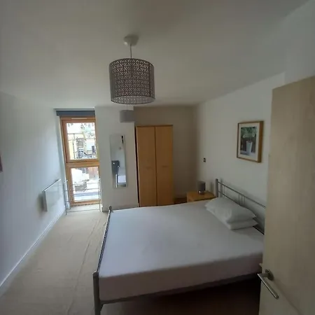 Centrally Situated 1 Bedroom Apartment!-3