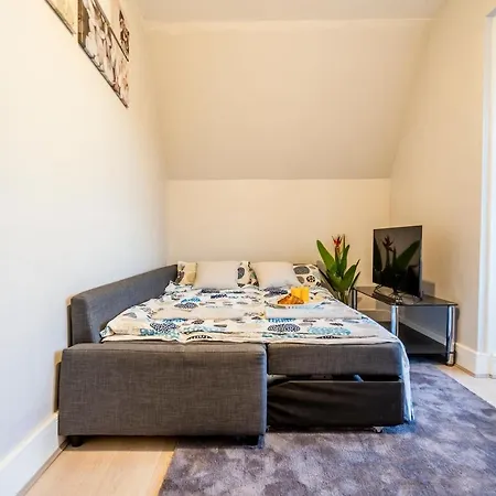 Deluxe 2-Bedroom Flat With Free Parking-3