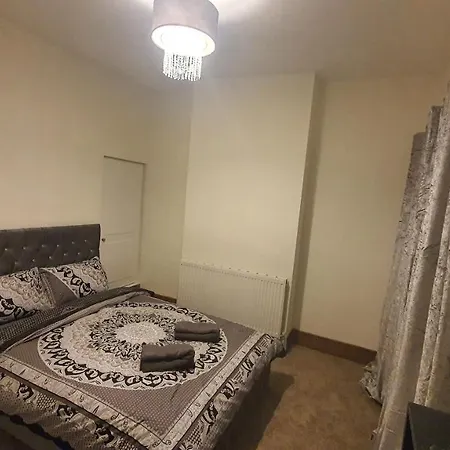 Spacious 2 Bedroom Home In Birmingham - The Entire House-2