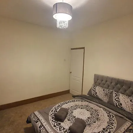 Spacious 2 Bedroom Home In Birmingham - The Entire House-3