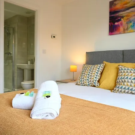Luxury 4 Bed House With Gated Parking In The Heart Of Birmingham!-2
