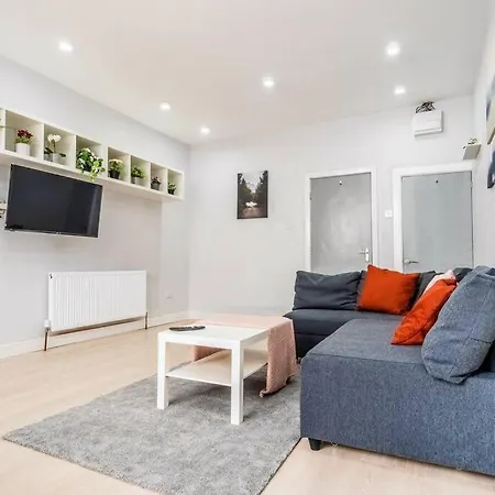 Lavish 2- Bedroom Flat With Free Parking-2