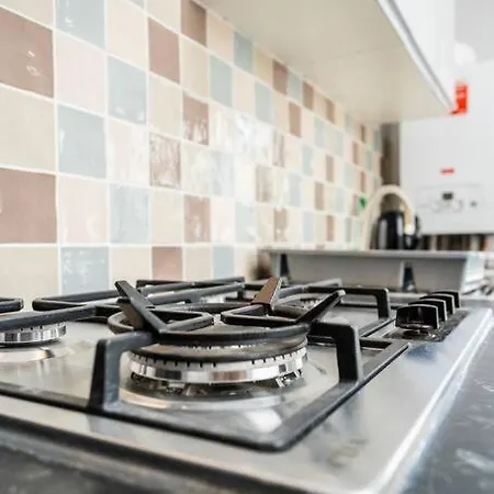 Lavish 2- Bedroom Flat With Free Parking-3