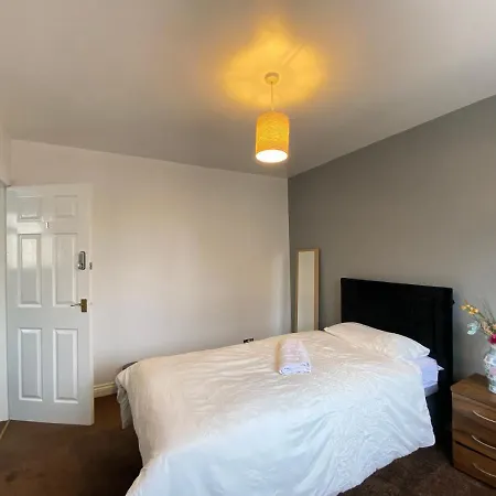 Budget Private Rooms Close To City Centre And Airport-2