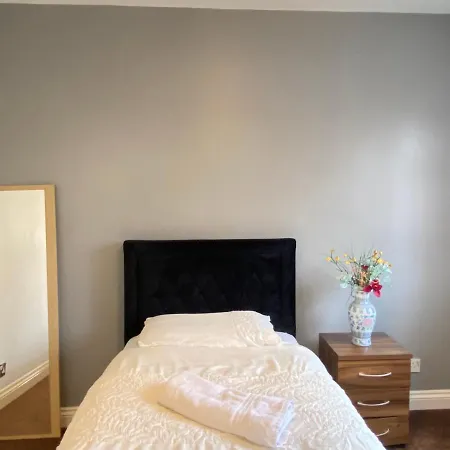 Budget Private Rooms Close To City Centre And Airport-3
