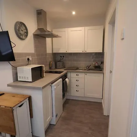 Cosy Two Bedroom First Floor Apartment-2