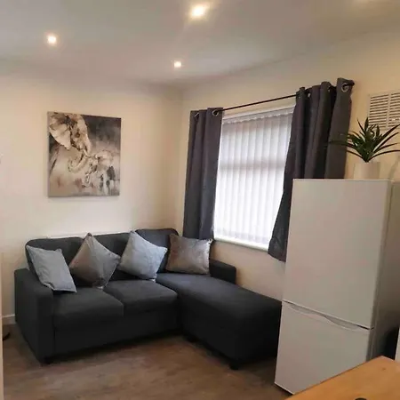 Cosy Two Bedroom First Floor Apartment-3