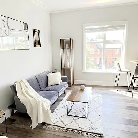 Modern 2 Bed Flat In Moseley-3