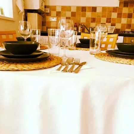 One Bedroom Apartment Aston Birmingham B6 -Parking- Sleeps 4-2